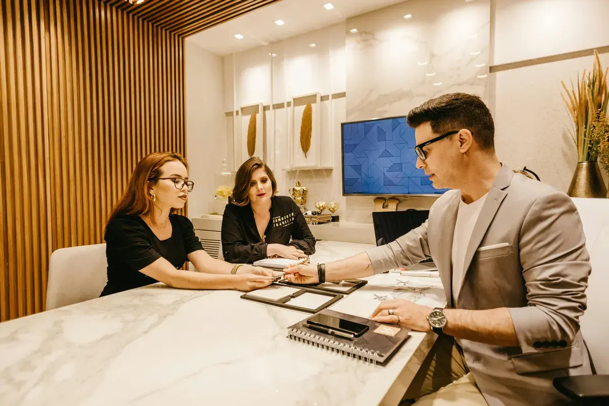 Should You Use a Mortgage Broker? Pros, Cons & How They Get Paid