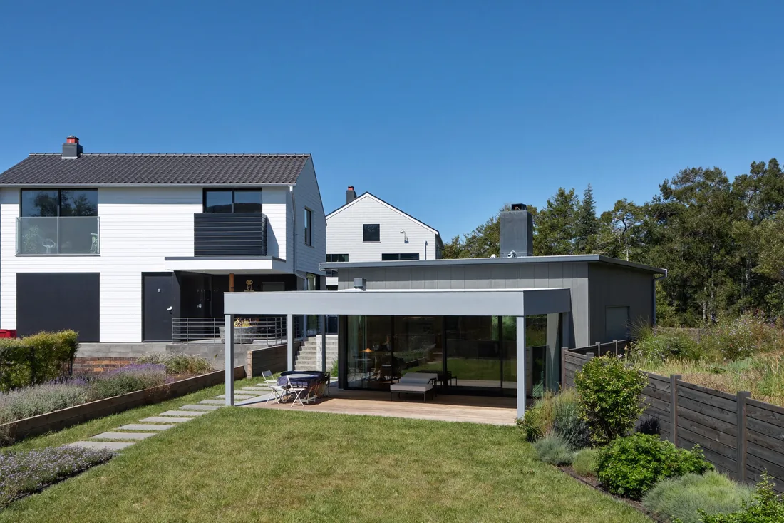 A modern two-bedroom granny flat in a landscaped Australian backyard behind the main house, the kind of secondary dwelling now allowed to be rented out in every state in 2026.