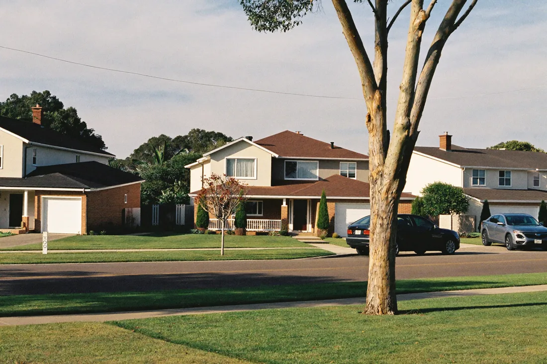 A street of suburban Australian homes, representing the mortgage market shaped by RBA cash rate decisions.
